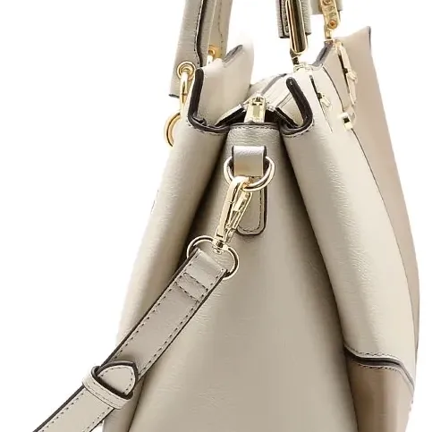 Detalhe da alça removível da bolsa Chenson Patchwork Clássico off white com bege